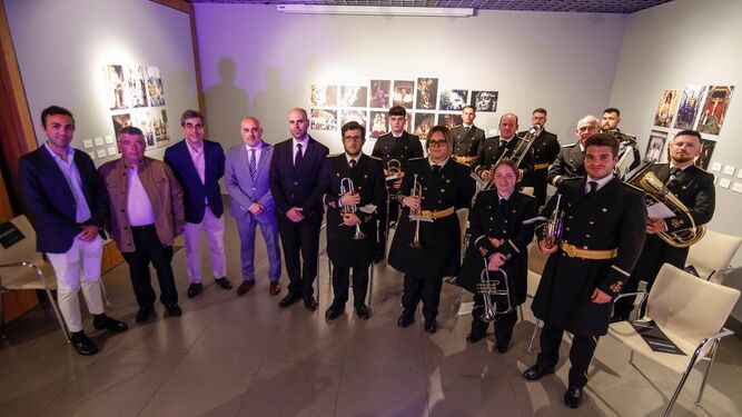 Los ponentes, junto a los integrantes de la banda Caído-Fuensanta, en el foro de la Fundación Cajasol.
