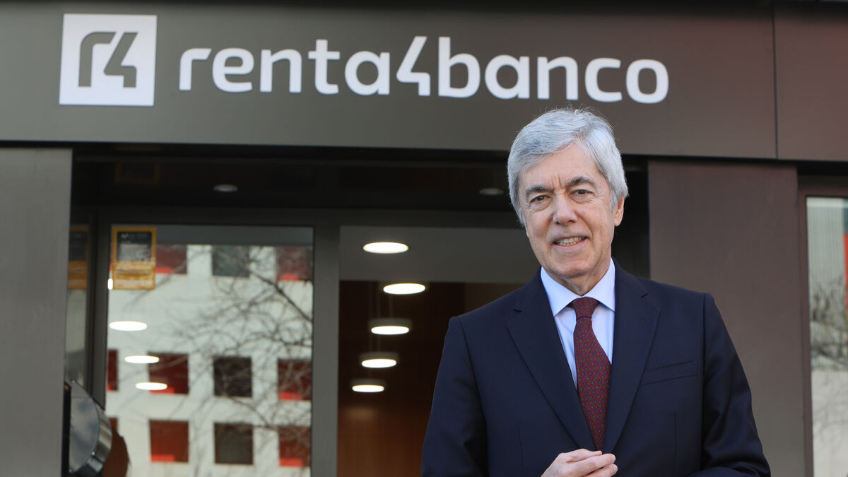 Juan Carlos Ureta, ayer, ante la oficina de Renta4 Banco en Sevilla.