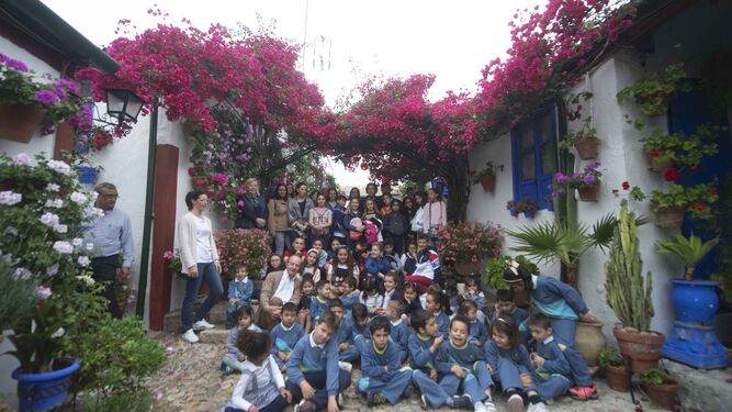 Un grupo de escolares en el patio de San Juan de Palomares, 11.
