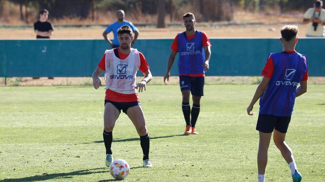 Javi Flores recibe el balón en un entrenamiento del Córdoba CF.