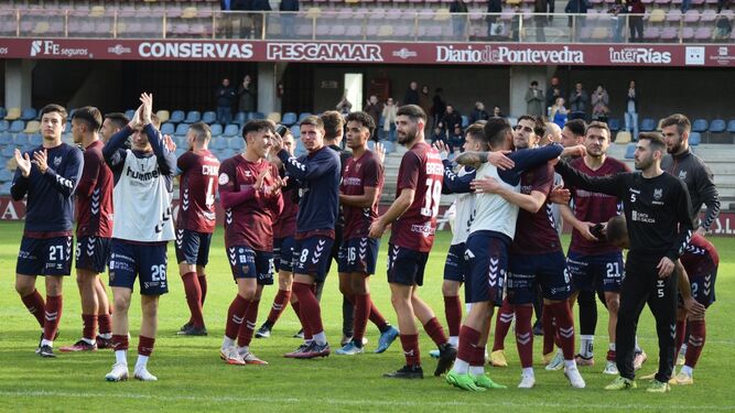 Los jugadores del Pontevedra saludan a sus aficionados tras la última victoria en Pasarón.