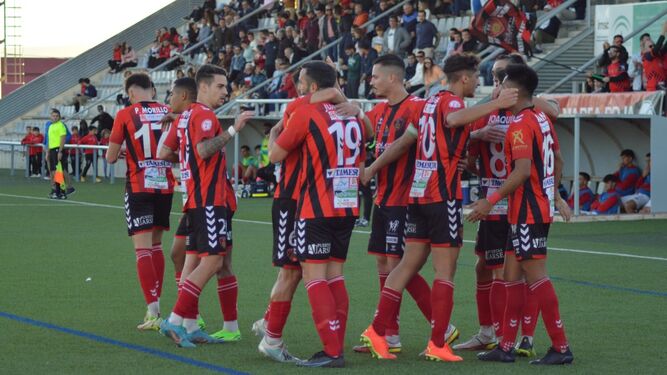 Los jugadores del Salerm Puente Genil celebran un gol en el Manuel Polinario.