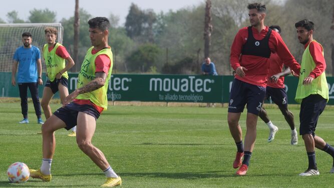 Willy Ledesma controla el balón en el entrenamiento de este viernes del Córdoba CF.