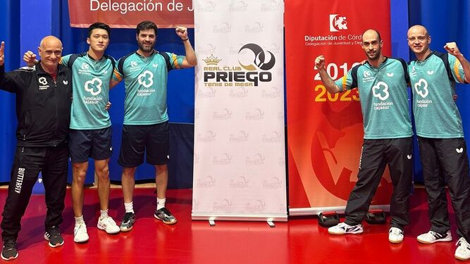 Los palistas y el técnico del Cajasur Priego celebran el triunfo que les da la liga.