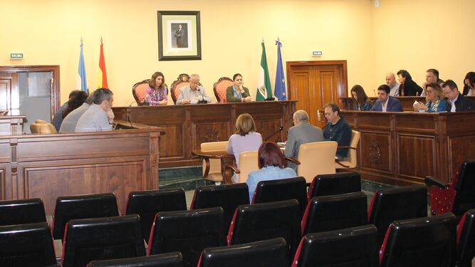 Un momento del pleno en el Ayuntamiento de Lucena.