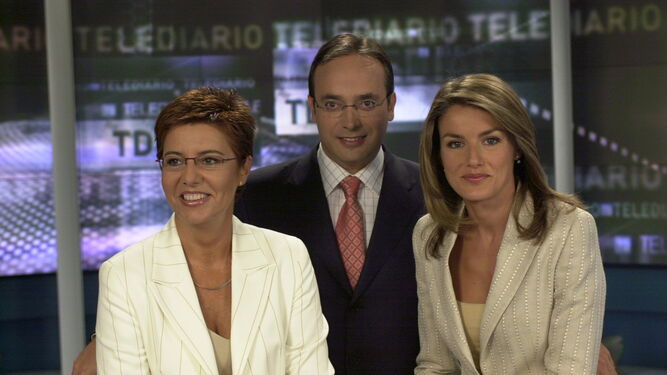 Doña Letizia en su etapa en los informativos de TVE, con María Escario y Alfredo Urdaci