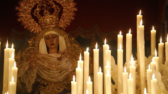 La Virgen de la Salud, en su paso procesional.