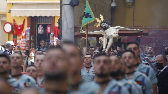 El Cristo de la Caridad es portado por sus hermanos legionarios en el vía crucis de 2022.