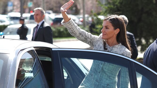 La reina Letizia saluda a su salida del acto central de la segunda etapa del Tour del Talento, en Valladolid.