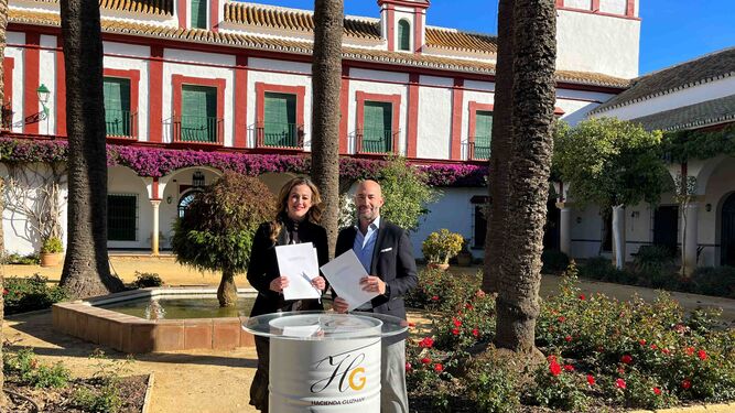 Firma del convenio entre la Fundación Juan Ramón Guillén y el Ayuntamiento de La Rinconada.