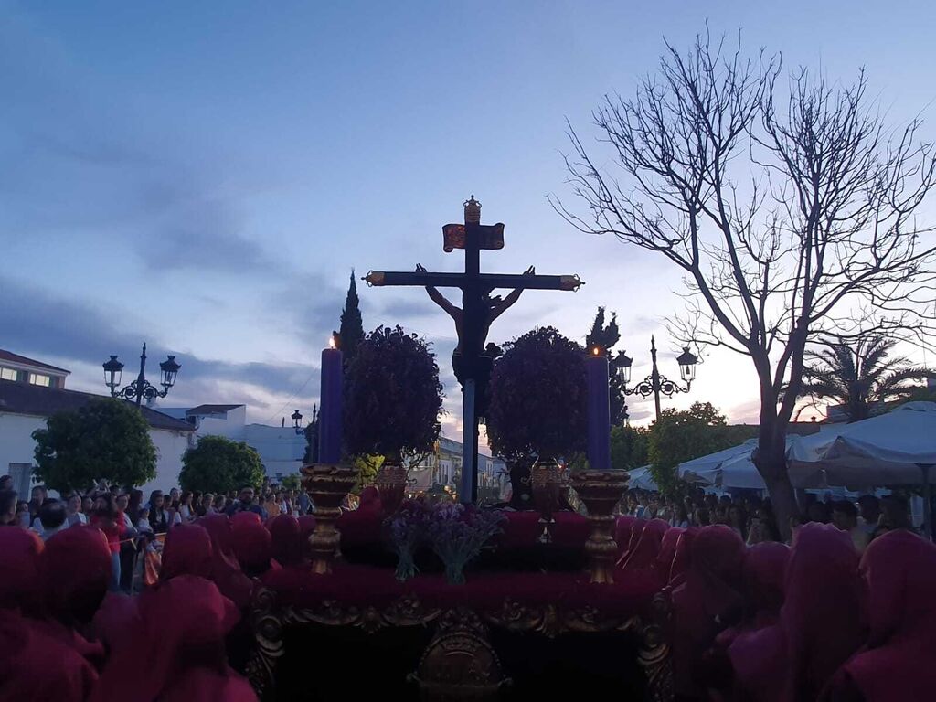 Martes Santo en Castro del R&iacute;o: La procesi&oacute;n del Cristo de la Salud, en im&aacute;genes