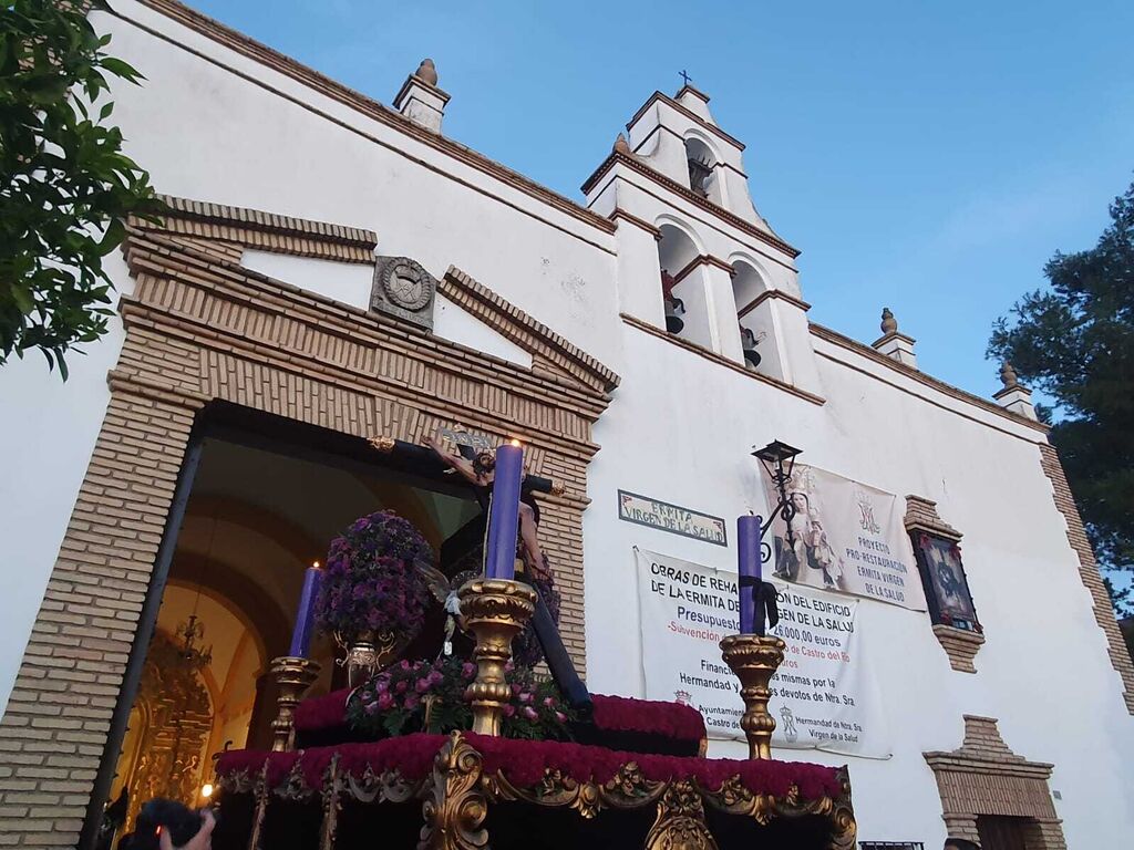 Martes Santo en Castro del R&iacute;o: La procesi&oacute;n del Cristo de la Salud, en im&aacute;genes