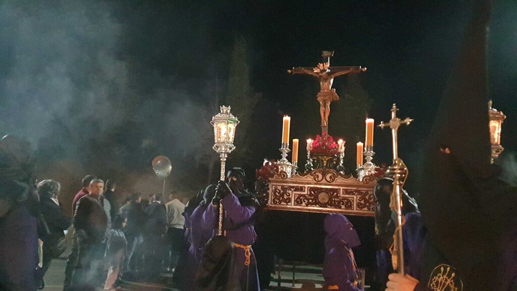 El Cristo de la Buena Muerte visita a las &aacute;nimas benditas en el cementerio de Castro del R&iacute;o, en fotograf&iacute;as