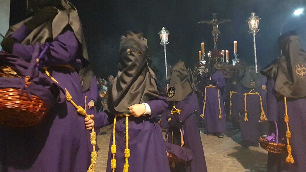 El Cristo de la Buena Muerte visita a las &aacute;nimas benditas en el cementerio de Castro del R&iacute;o, en fotograf&iacute;as