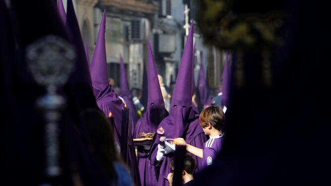 Nazarenos en la procesión del Calvario.