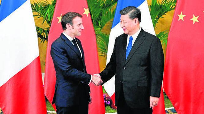 Emmanuel Macron y Xi Jinping se estrechan las manos durante su encuentro en Pekín.