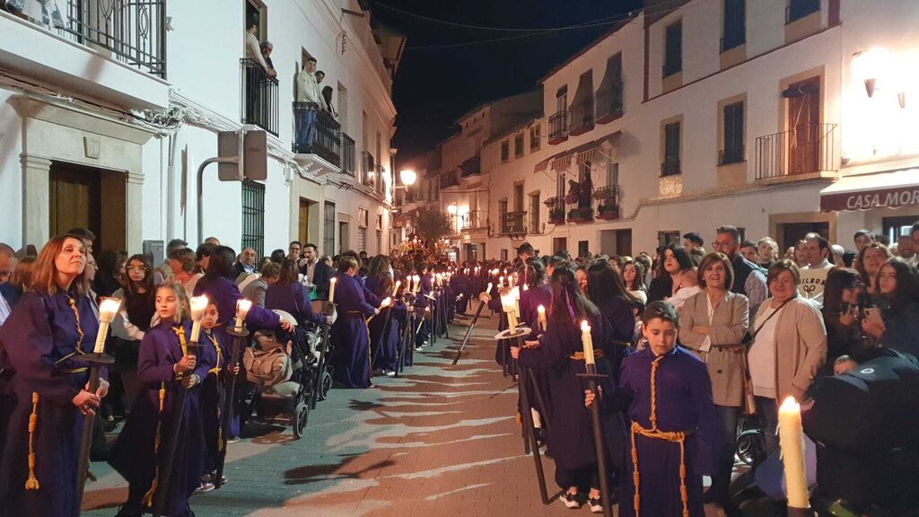 Jueves Santo en Castro del R&iacute;o: La procesi&oacute;n de la Santa Vera Cruz, en im&aacute;genes