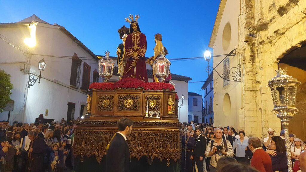 Jueves Santo en Castro del R&iacute;o: La procesi&oacute;n de la Santa Vera Cruz, en im&aacute;genes