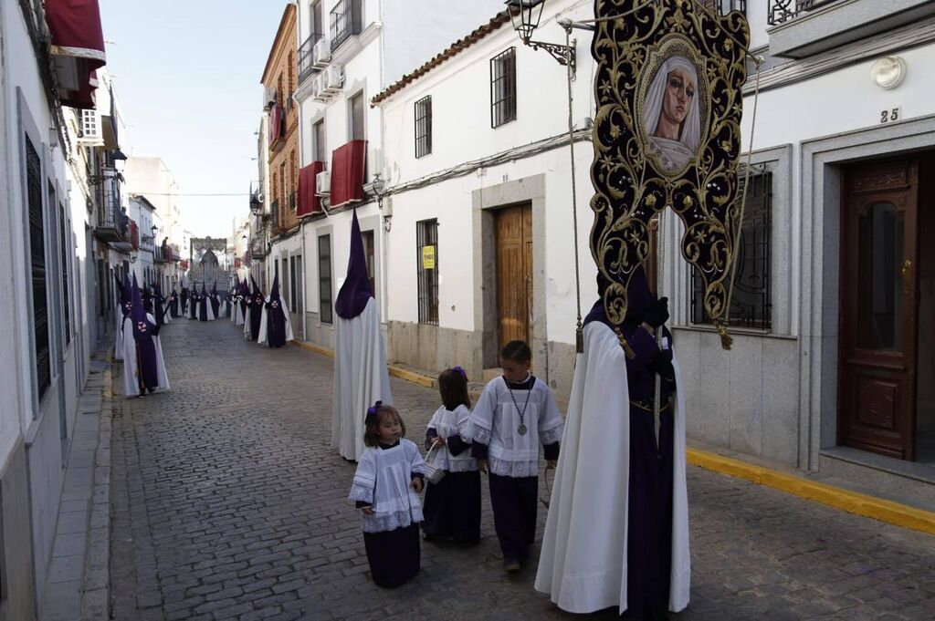 Viernes Santo en Hinojosa del Duque: la procesi&oacute;n  de Nuestro Padre Jes&uacute;s con la Cruz a cuestas en im&aacute;genes