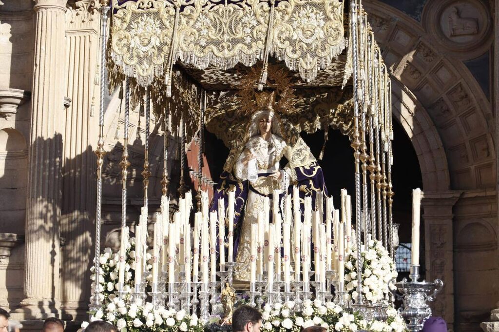 Viernes Santo en Hinojosa del Duque: la procesi&oacute;n  de Nuestro Padre Jes&uacute;s con la Cruz a cuestas en im&aacute;genes