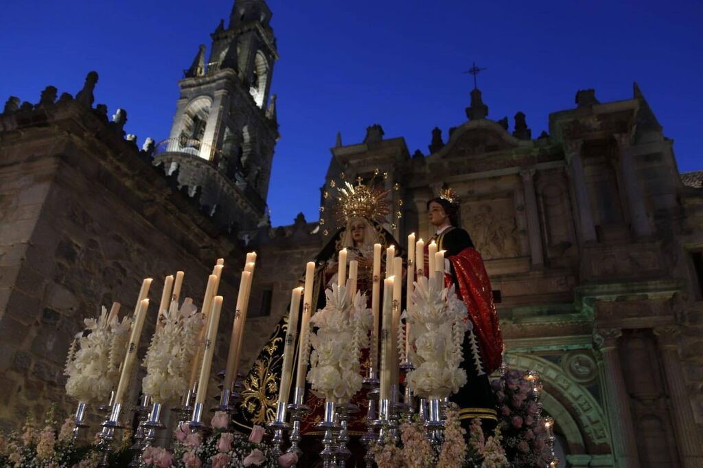 Viernes Santo en Hinojosa: Silencio ante el santo Sepulcro
