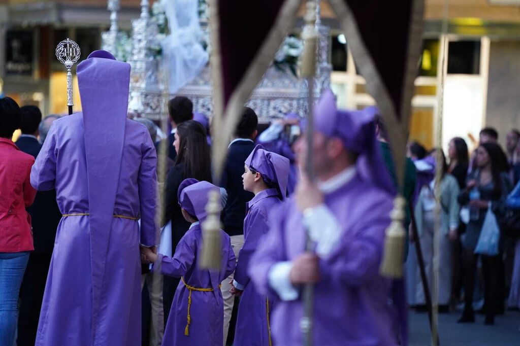 Viernes Santo en Hinojosa: Silencio ante el santo Sepulcro