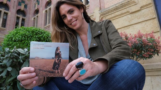 La cantautora cordobesa Lourdes Pastor posa con su disco 'La revolución a la vuelta de la esquina'.