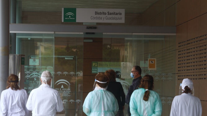 Profesionales sanitarios entran en el Castilla del Pino, sede del Distrito Córdoba-Guadalquivir.