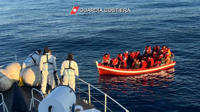 Los guardacostas italianos rescatan una barca de migrantes en el Mediterráneo.