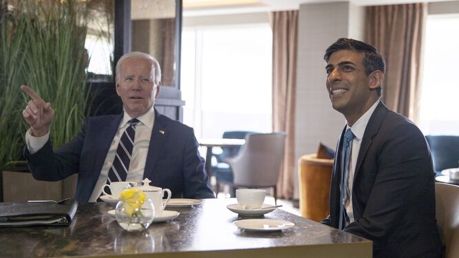 El presidente estadounidense, Joe Biden, y el primer ministro británico, Rishi Sunak, durante su reunión en Belfast.
