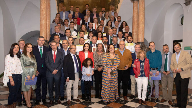 Foto de familia tras la entrega de los Premios Mezquita.