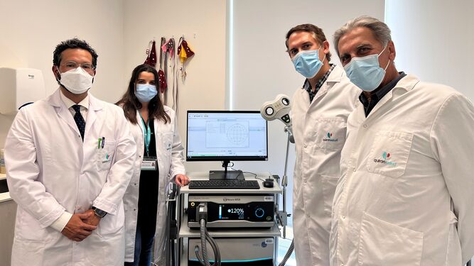Orozco, Gutiérrez, Alcalá y De Luna, junto al dispositivo de estimulación magnética transcraneal.