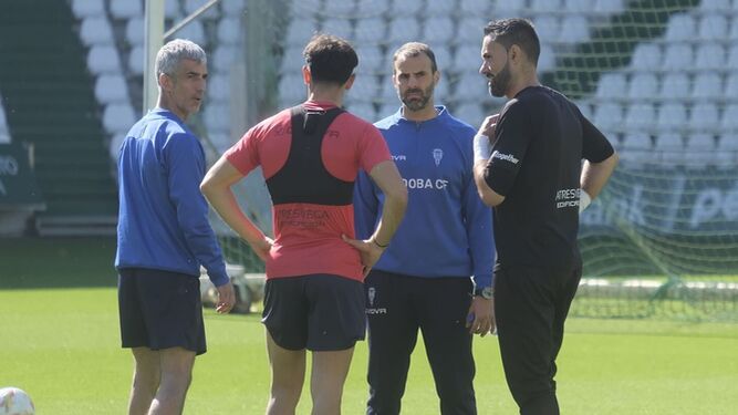 Camus y Felipe Ramos hablan con el médico y el recuperador del Córdoba CF.