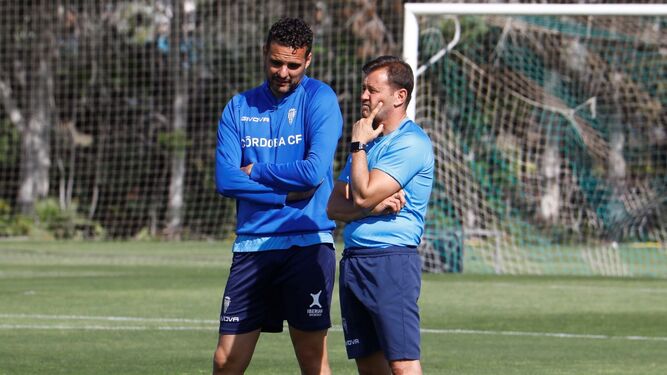 Manuel Mosquera charla con Sebas Moyano, preparador de porteros, en el entrenamiento del Córdoba CF de este viernes.