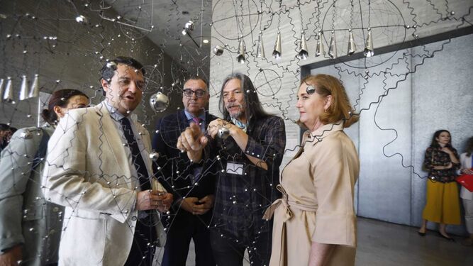 Bellido, Bernal y Thyssen, con uno de los artistas participantes en la exposición 'Remedios' en el C3A.
