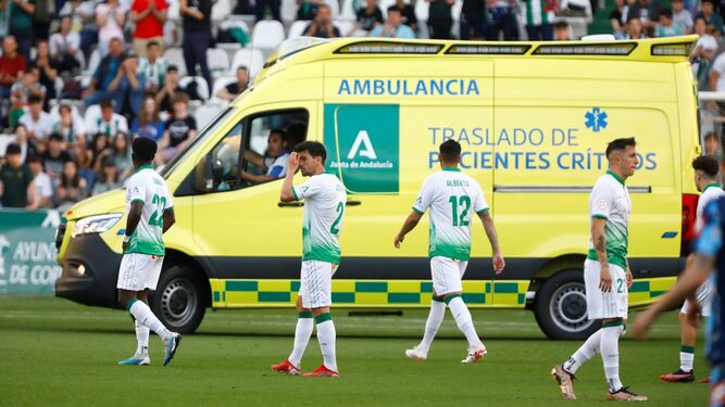 La ambulancia en la que Dragisa Gudelj abandonó el estadio en el Racing Ferrol - Córdoba CF.