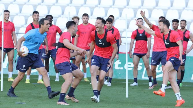 Los jugadores del Córdoba CF bromean en un ejercicio del entrenamiento de este sábado.
