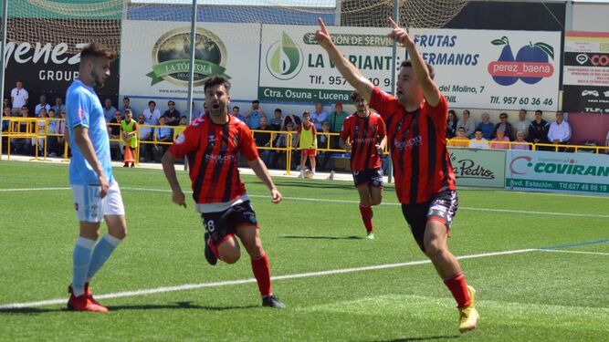Mario Sánchez celebra su gol de penalti que decantó el Salerm Puente Genil - Ciudad de Lucena.