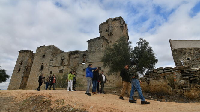 Un grupo de visitantes en el Castillo de Belalcázar.