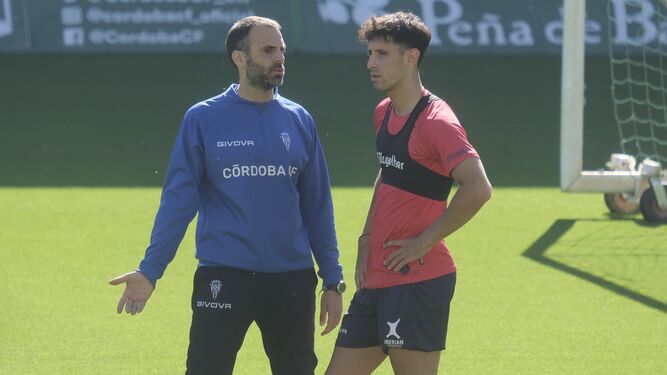 Marco Camus charla con el recuperador del Córdoba CF, Miguel Ángel Moriana, en un entrenamiento.