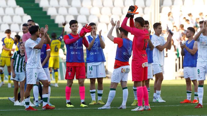 Los jugadores del Córdoba CF aplauden a su afición tras el partido ante el Alcorcón.
