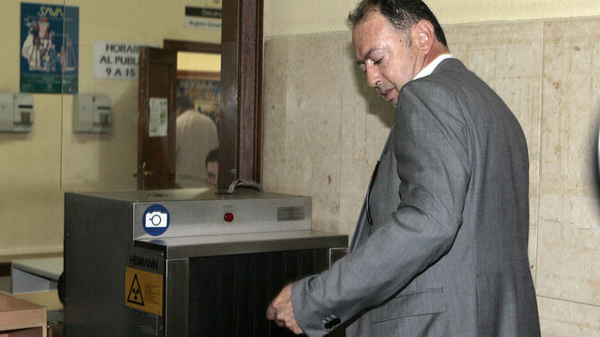 Daniel Alberto Rivera pasa el control de seguridad de los juzgados del Prado, en una imagen de archivo.
