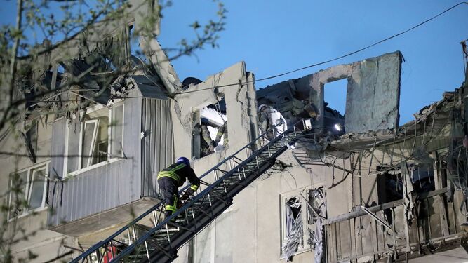 Un miembro de los equipos de rescate sube a un edificio residencial destruido por los bombardeos rusos en Sloviansk.