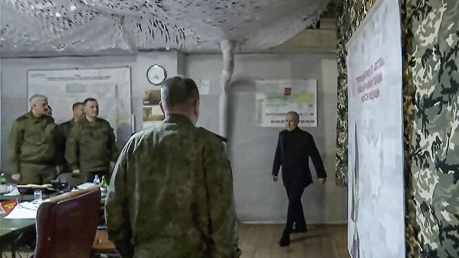 Captura de vídeo que muestra el presidente ruso, Vladimir Putin, en su visita un cuartel en Lugansk.