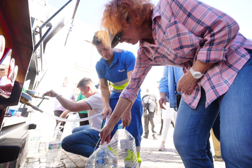 Los vecinos de Pozoblanco recogen agua de los camiones cisterna de Aqualia, en im&aacute;genes