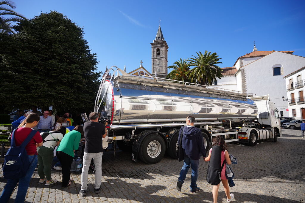 Los vecinos de Pozoblanco recogen agua de los camiones cisterna de Aqualia, en im&aacute;genes