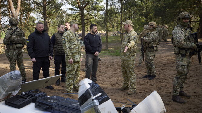 El presidente ucraniano, Volodimir Zelenski, visita a las tropas en la provincia de Volinia.