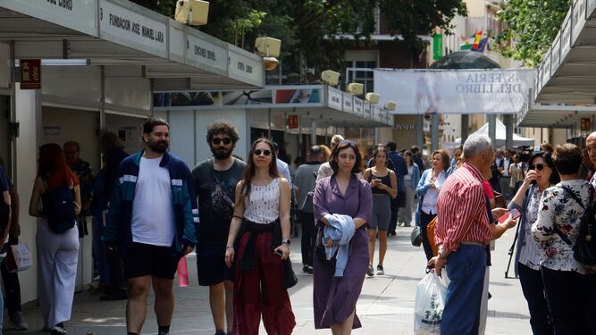 Varias personas caminan por la Feria del Libro de Córdoba.