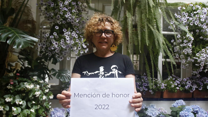 Luisa García, en su patio de Maese Luis, 22, actual ganador del concurso.