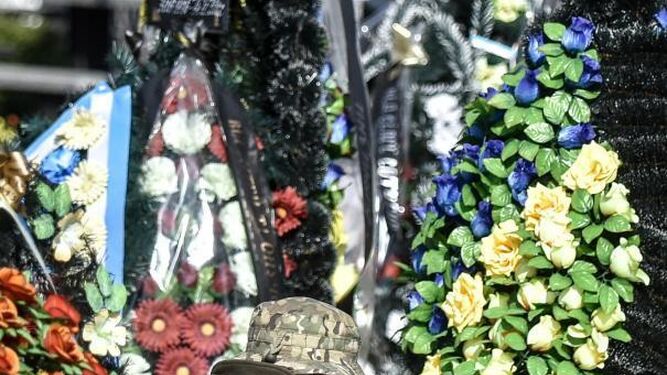 Un soldado ucraniano junto a la tumba de un compañero en Kiev.